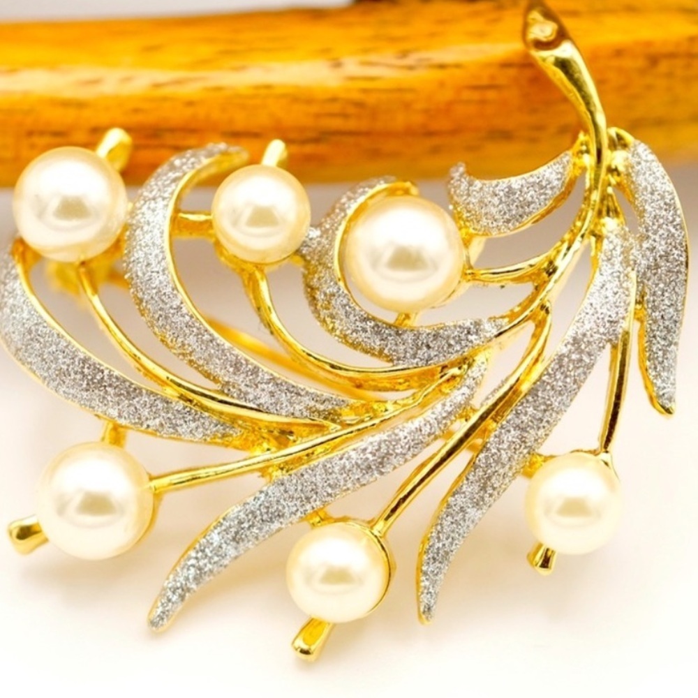 Vintage unmarked Faux Pearl and goldtone Rhinestone Pin Brooch BEAUTIFUL - Picture 2 of 14